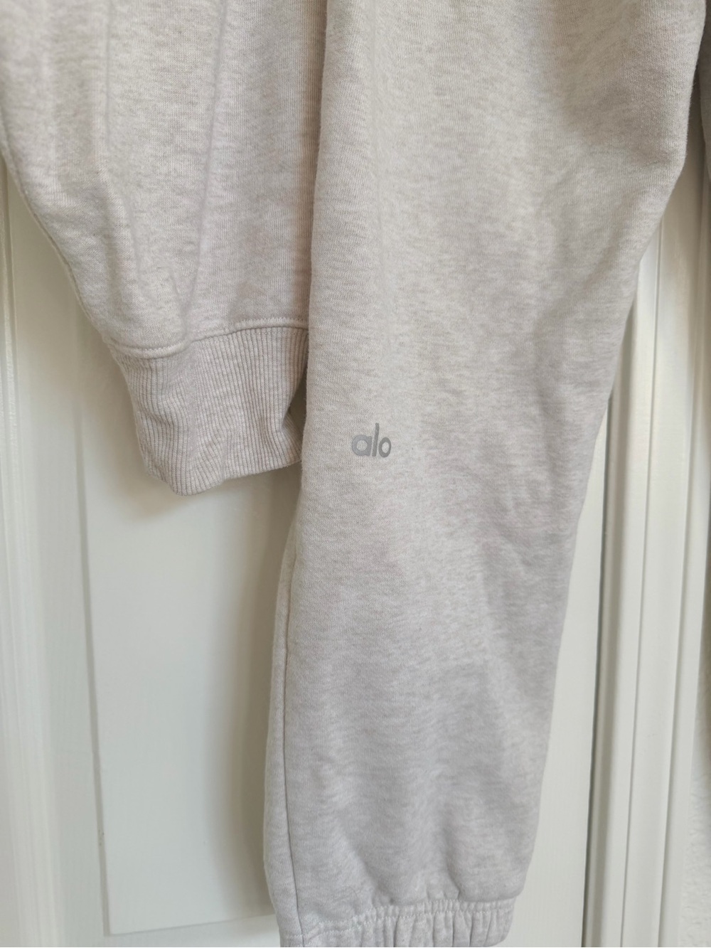 ALO Yoga Neutral Cream Pants and Pullover Sweater Set Cropped Set Size S - Picture 7 of 7